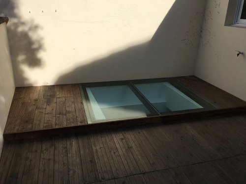 Dalle de verre en acier thermolaqué contour en bois