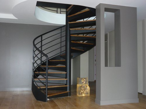 Escalier acier tôle pliée de 10 mm avec thermolaquage Hossegor